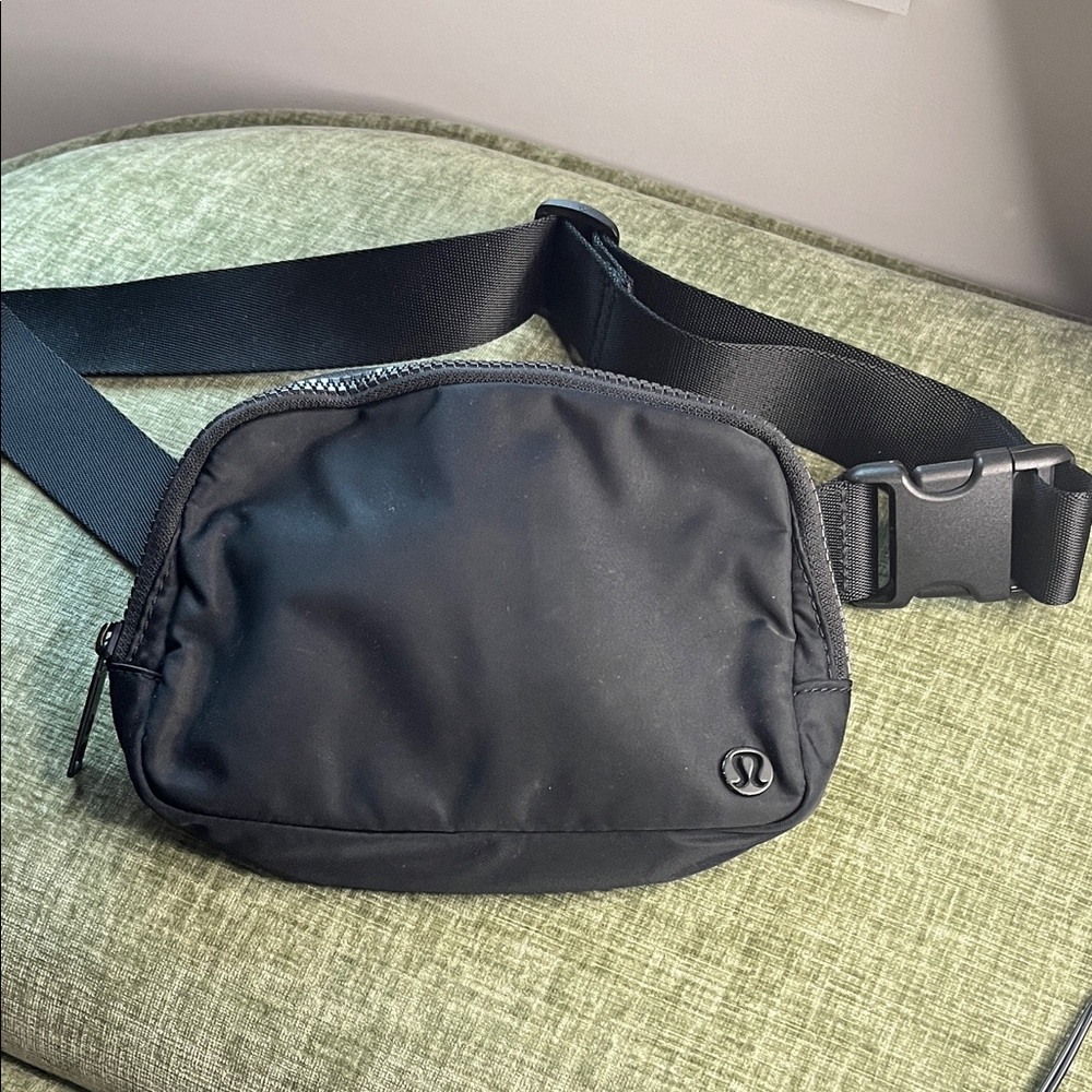 lululemon athletica Men's Black Belt Bag